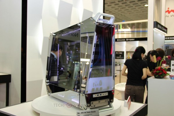 In Win presenta un gabinete de PC con paneles espejados Computex 2013