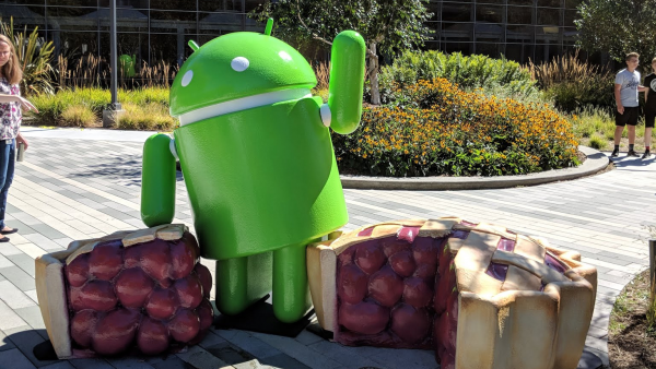 Esta es la nueva estatua presente en la entrada a las oficinas de la empresa, en conmemoración a Android Pie.