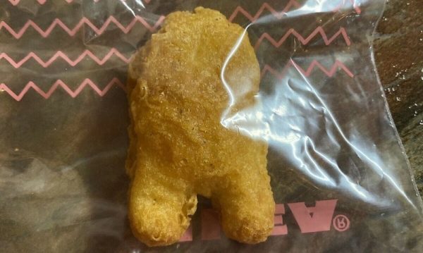 Alguien gastó casi 100.000 dólares en un Nugget de Pollo con forma de Among Us