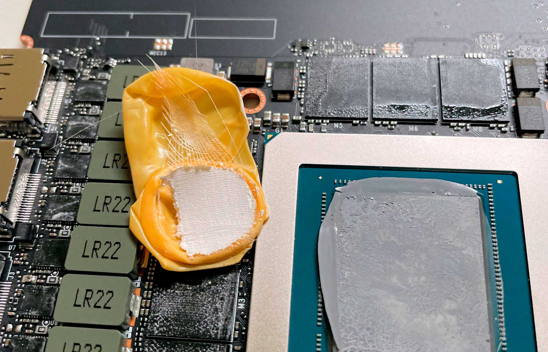 Gracz znajduje lateksowy naparstek pod panelem sterowania swojego GeForce RTX 3090 Founders Edition