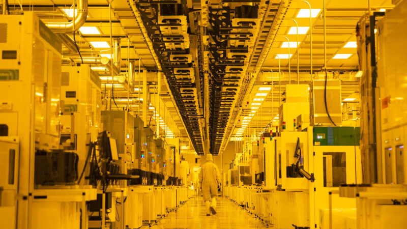 Apple evalúa trabajar con Intel y Samsung para fabricar chips y reducir su dependencia de TSMC